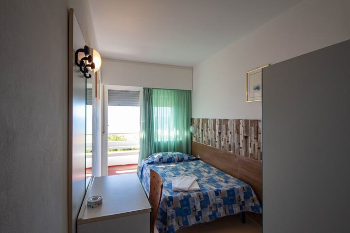 Room 17 of 42