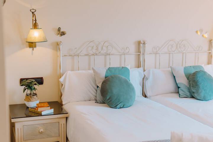 Room 4 of 77