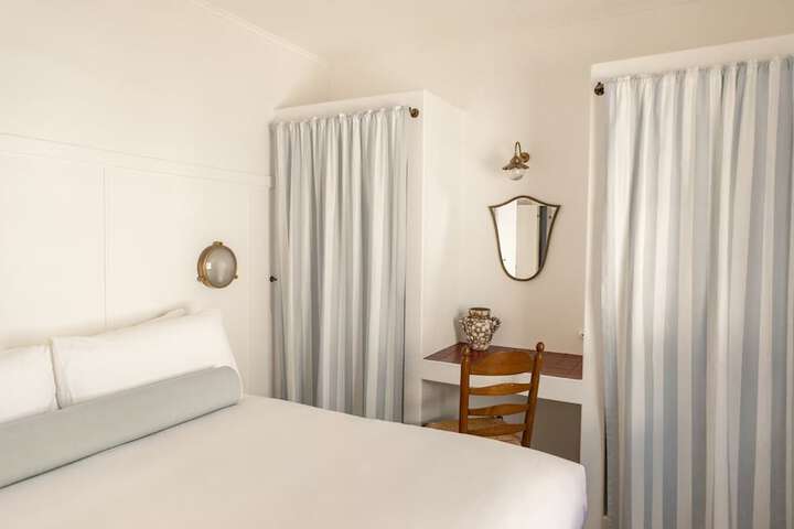 Room 6 of 42