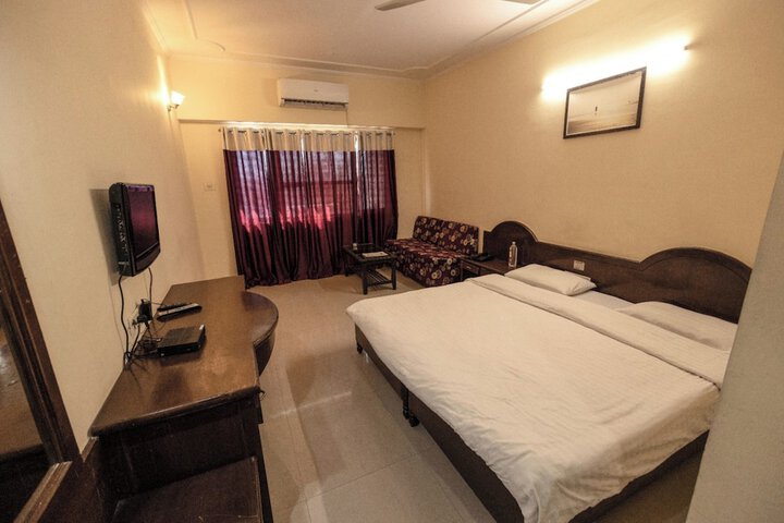 Room 6 of 9