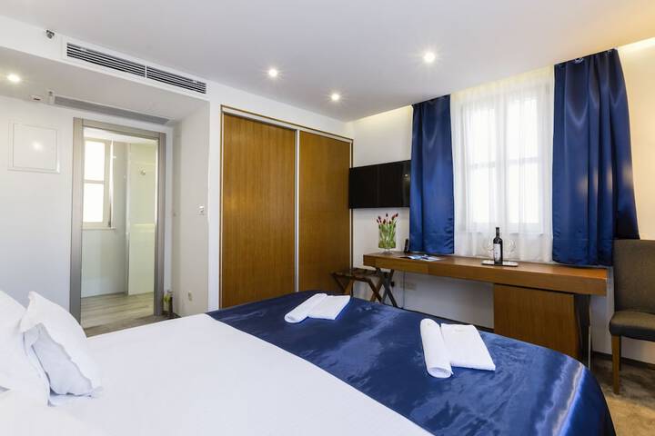 Room 28 of 86