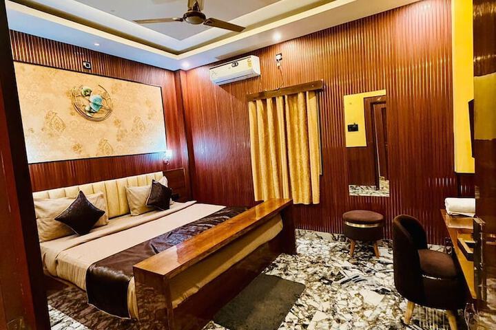 Room 3 of 8