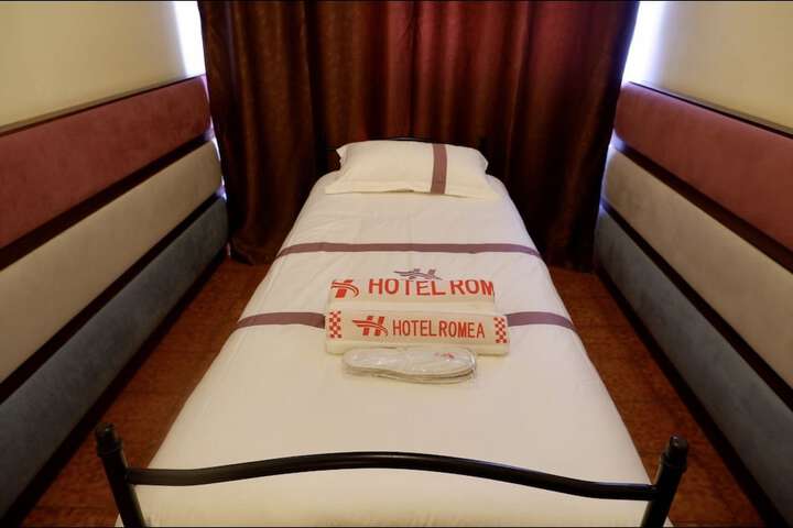 Room 10 of 28