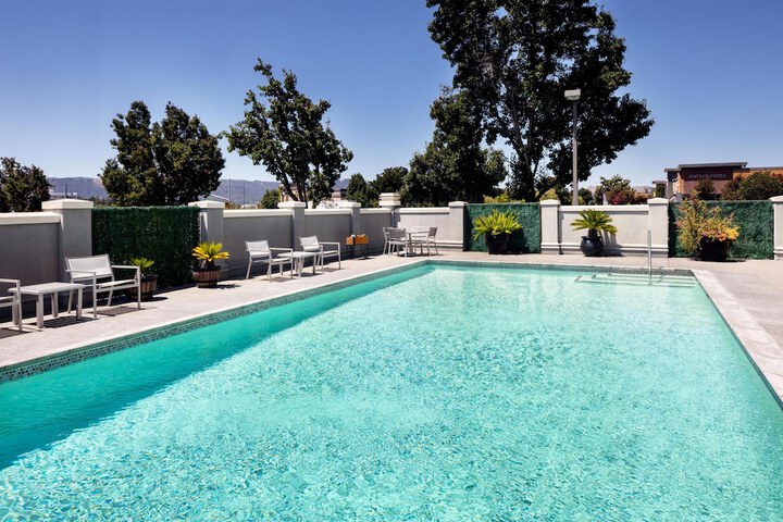Pool Hotel