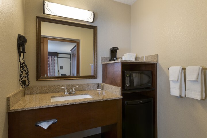 Deluxe Double Room with 2 Double Beds (15 of 17)