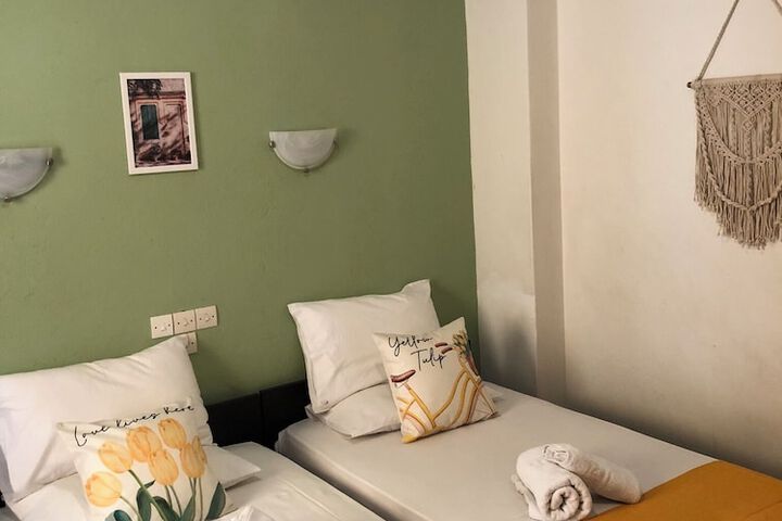 Room 10 of 38
