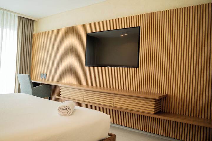 Room 13 of 77