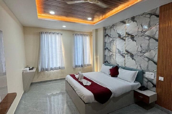 Room 4 of 8