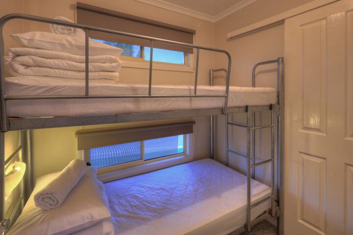 Room 6 of 142