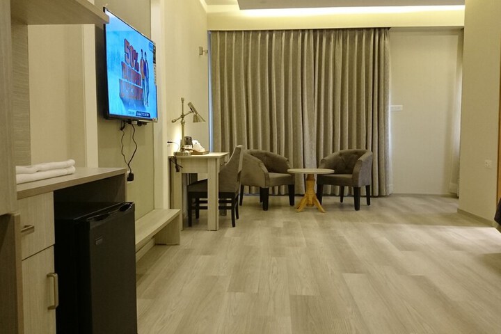 Room 11 of 30