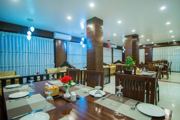Dining 6 of 13