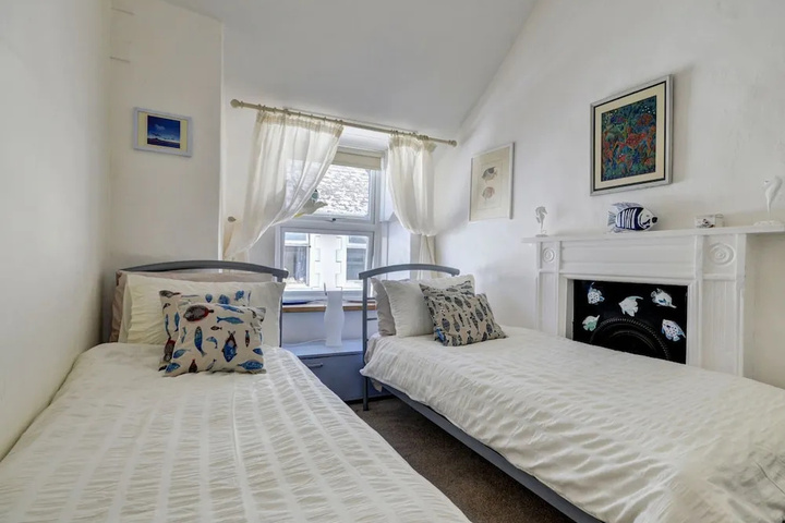 Room 4 of 12