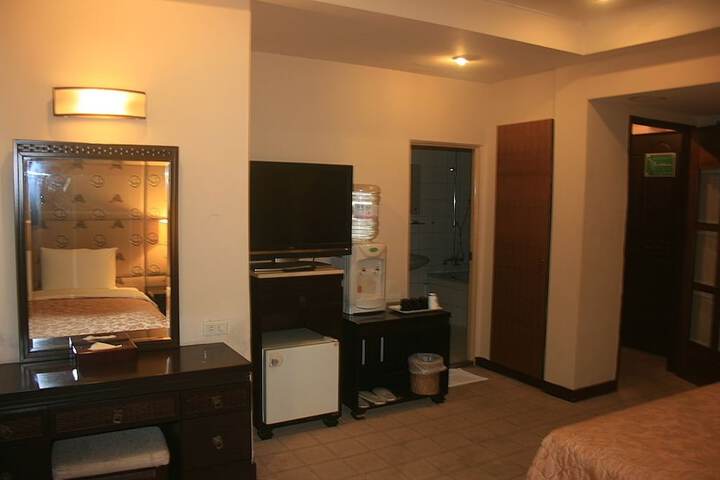 Room 5 of 10