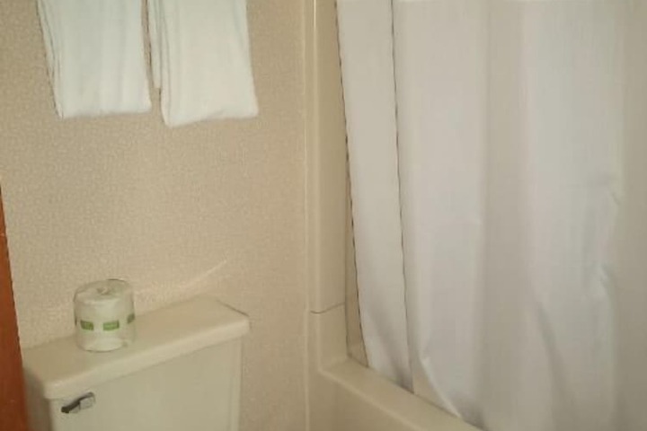 1 King Bed (5 of 17)