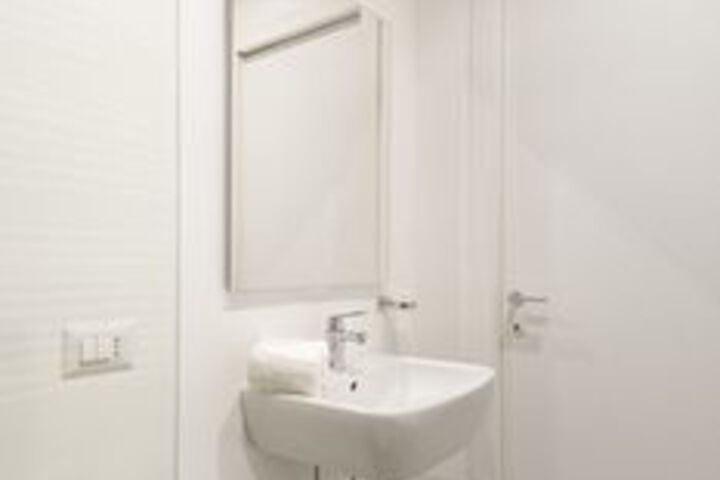 Room 6 of 25