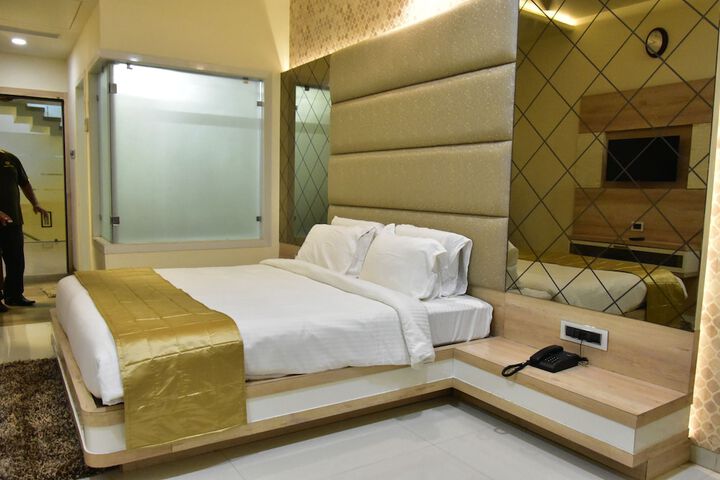 Room 14 of 27
