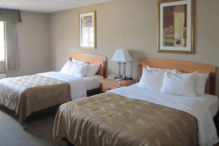 2 Queen Beds (19 of 20)