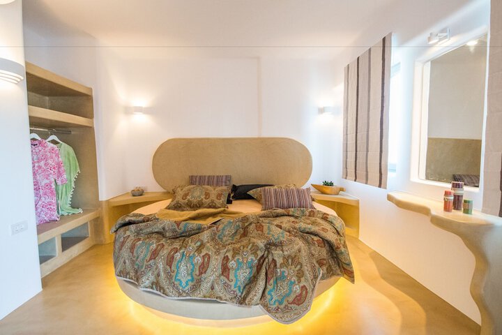 Room 12 of 230