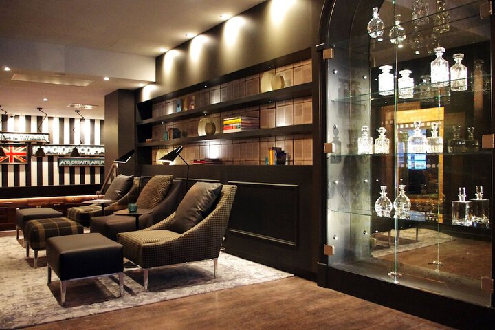 Lounge 20 of 34