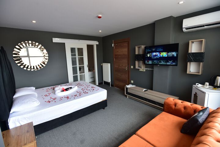 Room 9 of 12
