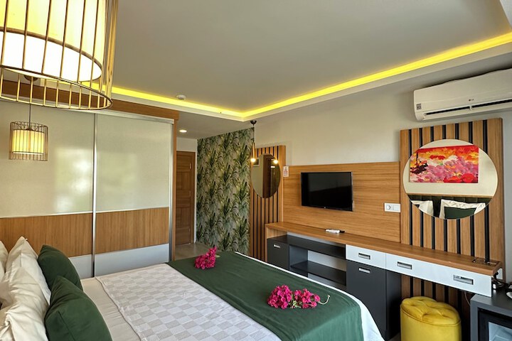 Room 33 of 102