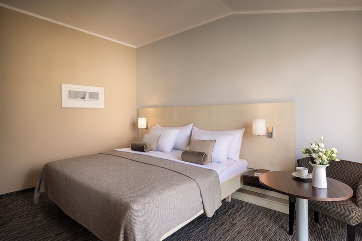Room 10 of 76