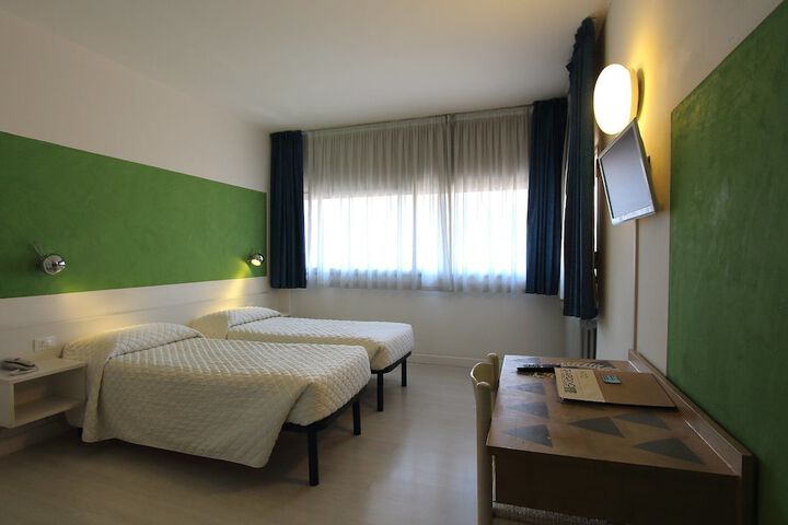 Room 11 of 34
