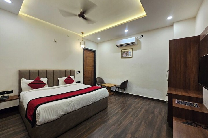 Room 2 of 9