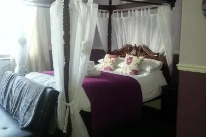 Room 4 of 18