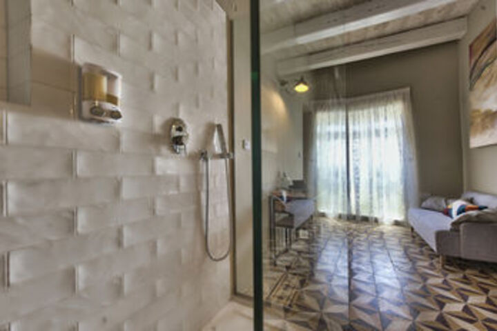 Room 6 of 27