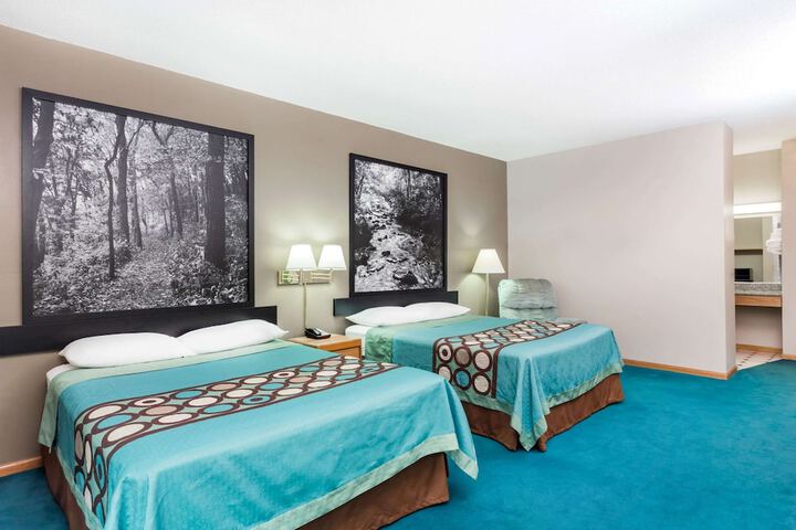 1 Queen Bed Mobility Accessible Bathtub with Grab Bars (4 of 12)
