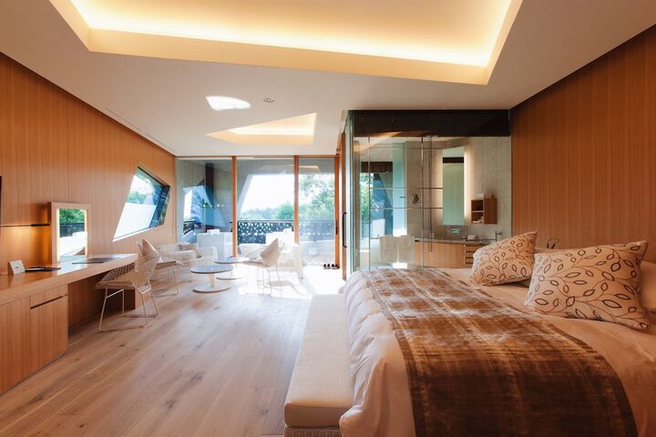 Room 4 of 93