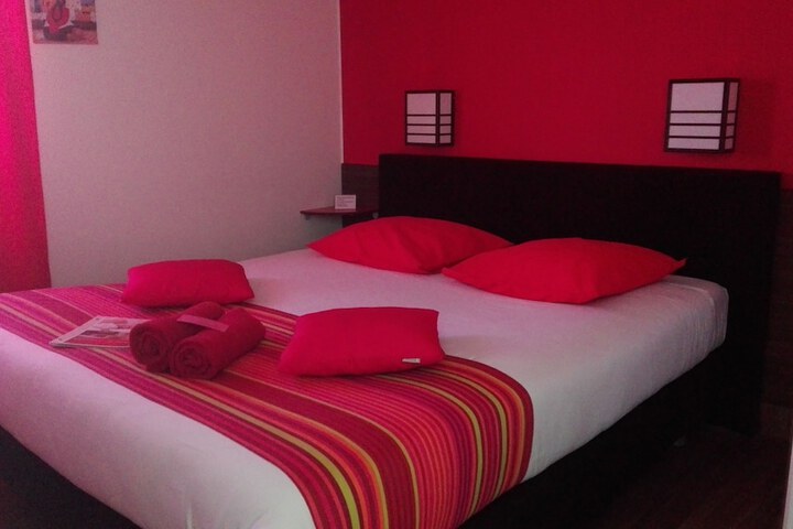 Room 8 of 80
