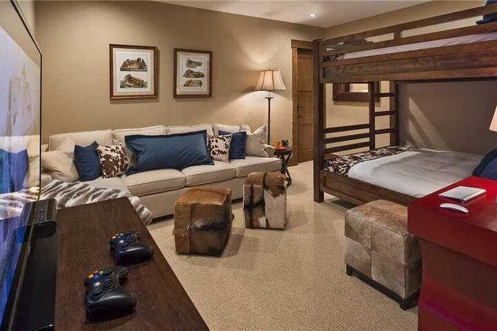 Room 12 of 25