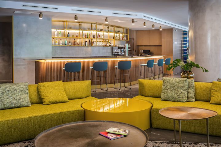 Lounge 51 of 70