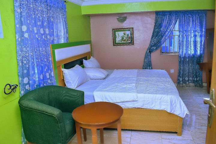 Room 8 of 28