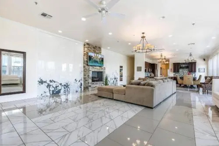 Spacious 4BD Luxury Penthouse with Balcony