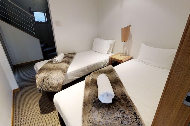 Room 10 of 166