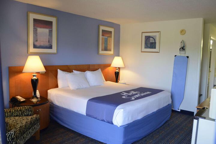 1 King Bed Pet Friendly (49 of 56)