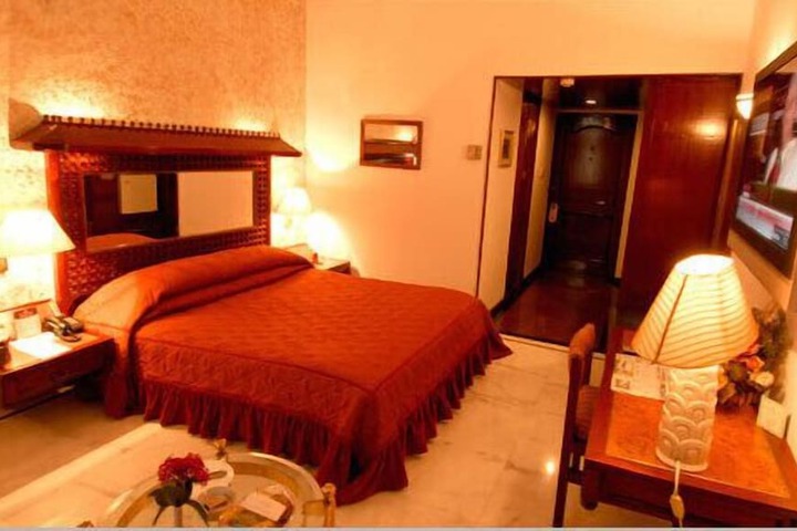 Room 11 of 28