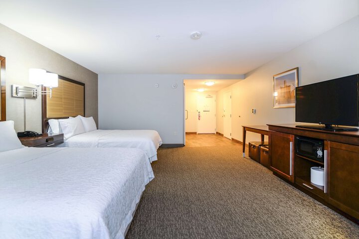 2 Queen Beds Mobility Accessible with Tub (12 of 17)
