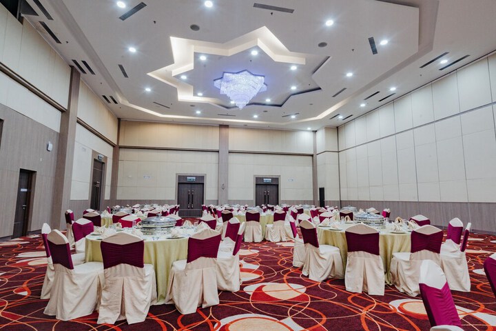 Ballroom/Hall 127 of 148