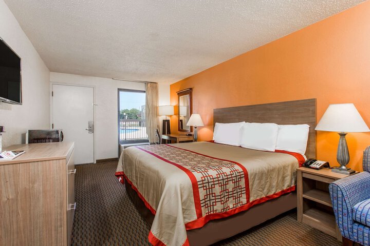1 King Bed (4 of 10)