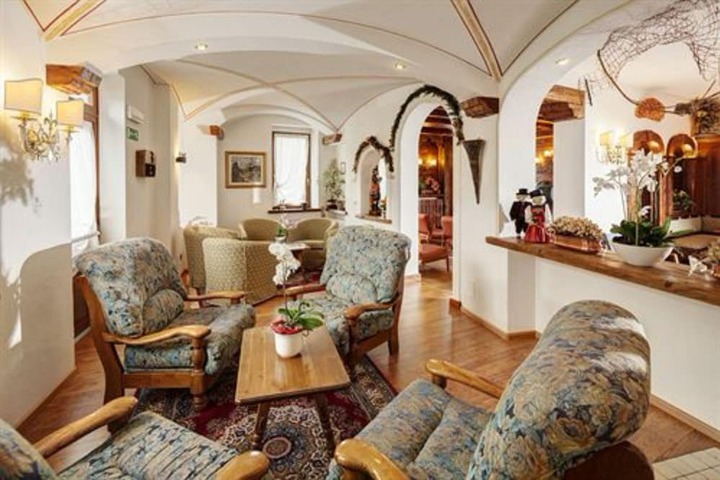 Lounge 49 of 60