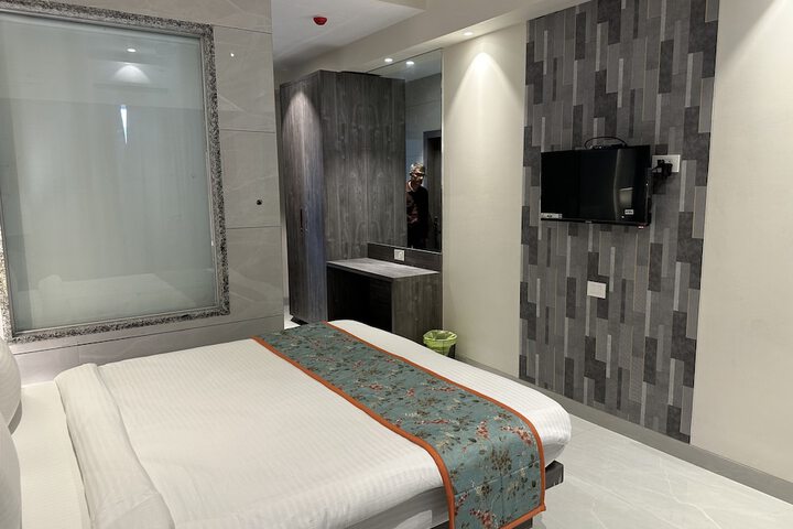 Room 5 of 13