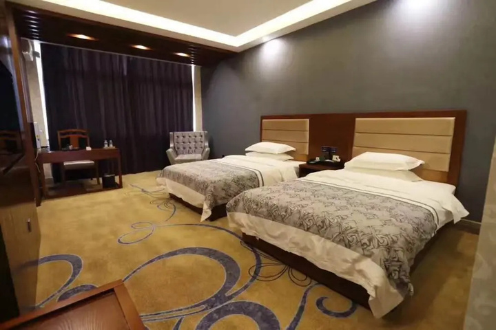 Room 7 of 12