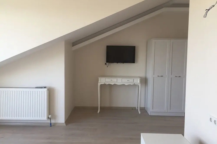 Room 4 of 11
