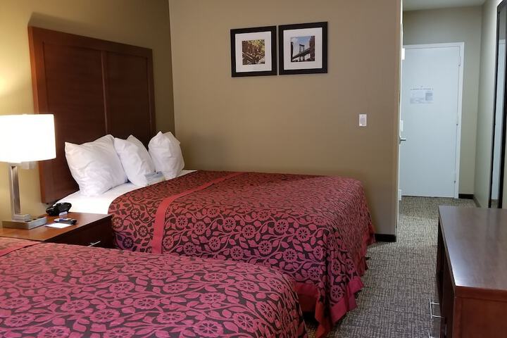1 Queen Bed (10 of 10)