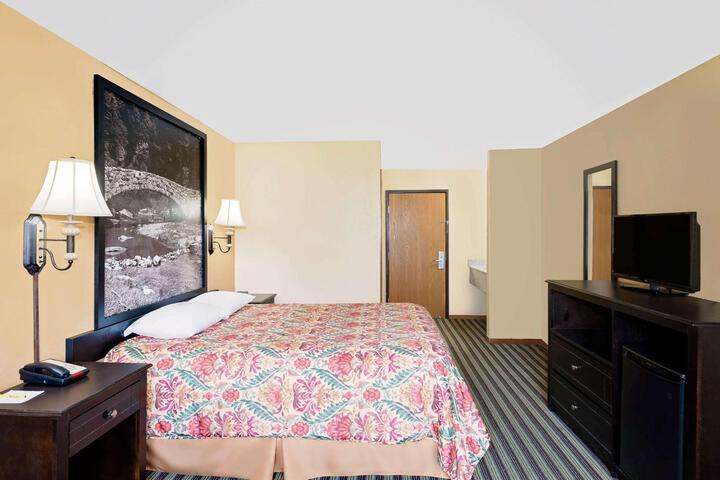 1 Queen Bed (7 of 10)
