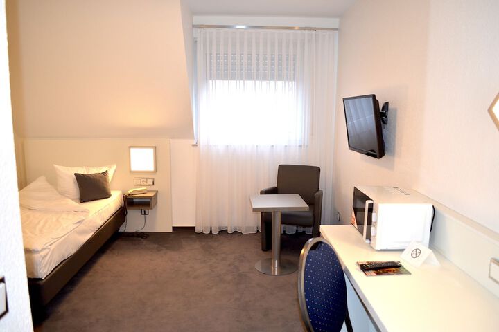 Room 9 of 28